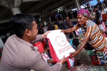 Paket sembako bantuan presiden untuk mama-mama pedagang di Sentani