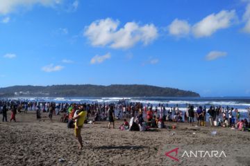 Satpolairud Pangandaran ingatkan wisatawan patuhi rambu di pantai