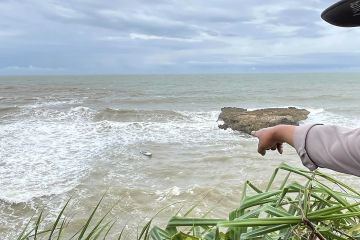 Lima wisatawan dilaporkan terseret ombak di Pantai Jembatan Panjang