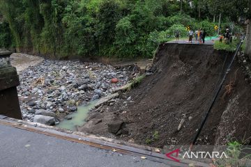 Jalur wisata putus diterjang banjir di Bali