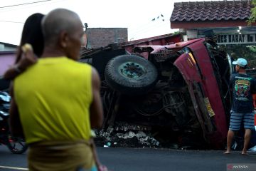 Truk muatan pupuk timpa rumah di Surabaya