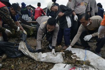 Aksi bersih-bersih di Pantai Sukaraja Bandarlampung