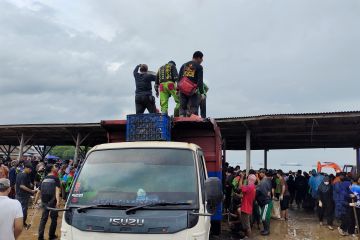 300 ton sampah berhasil diangkut dari Pantai Sukaraja Bandarlampung