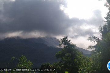 Gunung Karangetang luncurkan awan panas sejauh dua kilometer