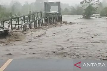 Jembatan penghubung ibu kota Kabupaten Maluku Tengah putus