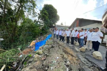 Hujan dan angin kecang akibatkan banjir dan pohon tumbang di Ambon