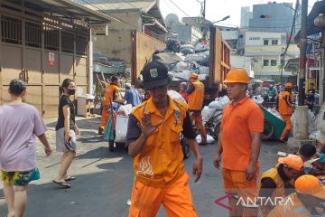 Personel gabungan bersihkan puing-puing kebakaran di Duri Utara