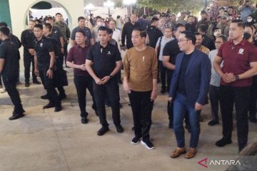 Presiden Jokowi kunjungi Pasar Kreatif yang baru diresmikan di Bandung