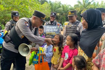 Polisi berikan trauma healing terhadap anak dan ibu di PT BJAP Seruyan