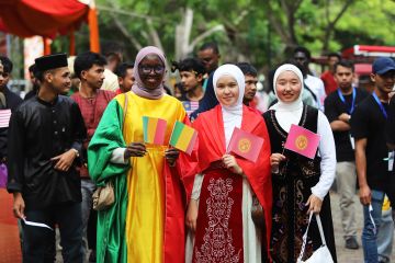 Parade pakaian tradisional lintas benua tutup IFF di USK