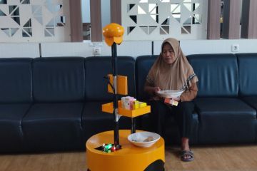 Robot pengantar obat-makanan bagi lansia diciptakan mahasiswa Ubaya