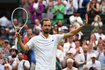 Medvedev mainkan laga lima set untuk amankan tiket semifinal Wimbledon
