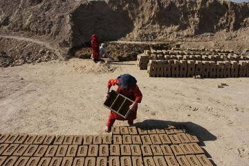 Potret kerja keras pekerja anak di pabrik batu bata di Afghanistan