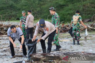 Polisi bersihkan pantai di Mukomuko