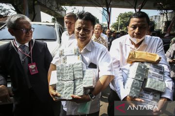 Pengacara Irwan Hermawan datangi Kejagung serahkan uang Rp26,9 miliar