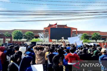 Aktivis PMII Sumenep demo di kantor bupati menyoroti kemiskinan