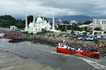 Diterjang ombak, dua kapal pengangkut BBM terdampar di Pantai Padang