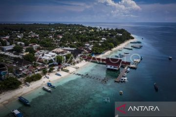 Wisatawan menggunakan helikopter liburan ke Gili Trawangan