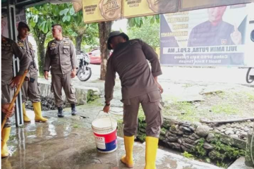 Pemkot turunkan personel bantu warga bersihkan rumah usai banjir