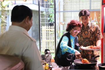 Gurauan Prabowo takut ditenggelamkan jika tak cicip masakan Susi