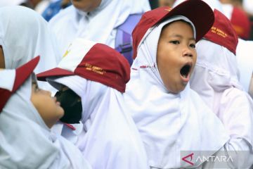 Suasana hari pertama masuk sekolah di berbagai daerah di Indonesia