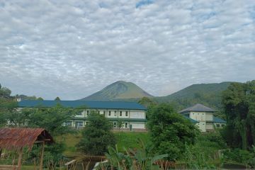 Badan Geologi ingatkan warga tidak dekati kawah Tompaluan-Lokon