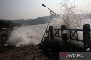 Masyarakat pesisir diimbau waspadai gelombang tinggi hingga enam meter