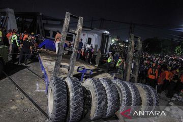 Evakuasi Pascakecelakaan KA Brantas Dan Truk Tronton Di Semarang ...