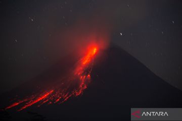 Luncuran lava pijar Gunung Merapi