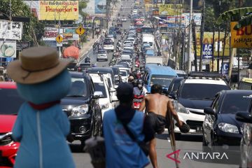 Kepadatan kendaraan di jalur pucak saat libur tahun baru Islam