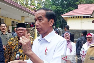 Presiden Jokowi pamerkan baju yang dipakai produksi SMK di Jambi