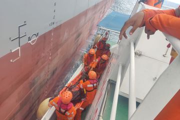 Basarnas evakuasi jenazah anak buah kapal kargo Singapura
