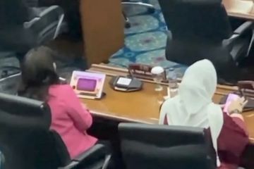 Tablet yang digunakan Cinta Mega untuk main gim aset negara