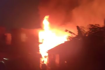 70 personel Gulkarmat Jakbar padamkan kebakaran di Cengkareng