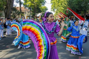 Parade folklore internasional di Bojonegoro