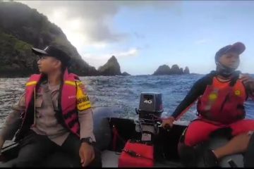 Tim SAR Mataram mencari dua pemancing hilang terseret ombak