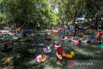 Bermain air di wisata Sendang Grogolan