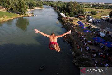 Lomba melompat ke sungai dingin di Kosovo