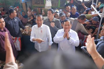 Presiden Jokowi didampingi Menhan Prabowo bagikan BLT di Malang