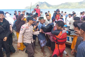 Tim SAR evakuasi satu korban tewas terseret ombak di Lombok Barat NTB