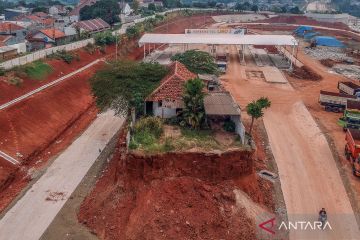 Sebuah rumah bertahan di tengah proyek tol Cijago