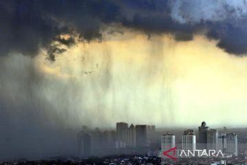 Waspadai hujan angin dan petir di sejumlah wilayah Jakarta pada siang