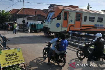 KA Banyubiru "tertemper" mobil di perlintasan tanpa penjaga