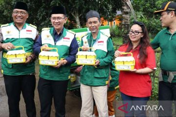 Pemkab Bekasi salurkan 20.404 rantang makan bagi kaum dhuafa