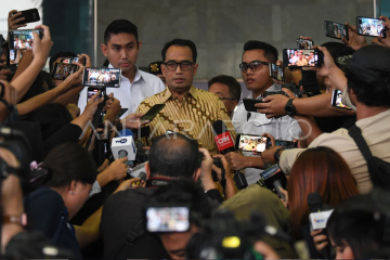 KPK periksa Menhub