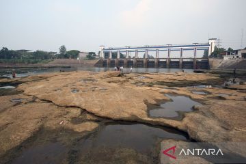 Air Sungai Cisadane di Tangerang mulai surut