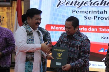 Menteri ATR menyerahkan 303 sertifikat ke pemda di Banten