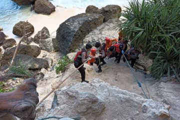 Basarnas Bali evakuasi WNA India terseret arus Diamond Beach