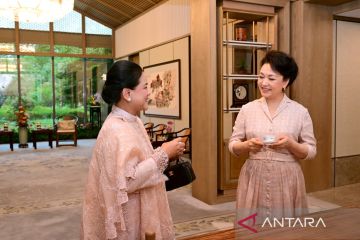 Iriana-Madam Peng menikmati teh di sela pertemuan Jokowi-Xi Jinping