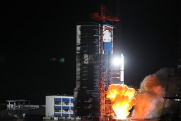 Roket angkut seri Long March China lakukan peluncuran sukses ke-150